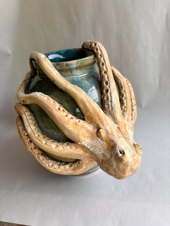 Octopus Vase by Crystal King 10